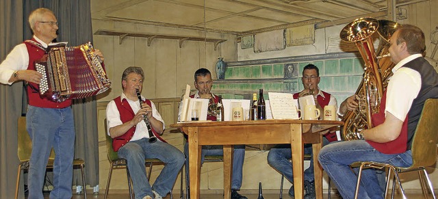 Mit bayrisch-znftiger Stubenmusik wurde gegen DFB-Fuball angespielt.  | Foto: Chris Seifried