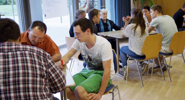 Bei einer  Art Speed-Dating konnten di...emen wie etwa  den PNV austauschen.    | Foto: Susanne Ehmann