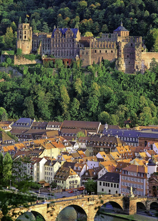 Anziehungspunkt fr Touristen aus alle...hront die Schlossruine in Heidelberg.   | Foto: dpa