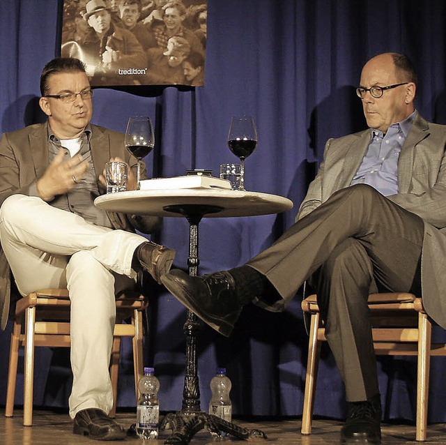 Michael Stnder (rechts) interviewt den Autor Michael Paul.  | Foto: Heidi Foessel