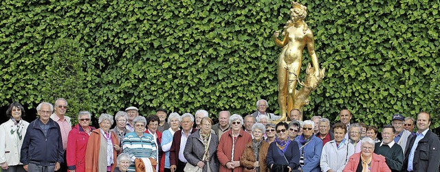 Gruppenbild vor Goldskulptur: Eine Gru...Senioren im Schlosspark Schwetzingen.   | Foto: hans spengler