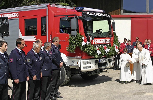 Segenswnsche: Pfarrer Franz Leppert w...hfahrzeug der Feuerwehr Hg-Ehrsberg.   | Foto: Rmmele