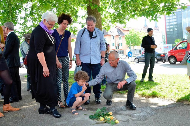 Die Nachkommen der Ullmanns waren zur ...steine aus Israel und Berlin angereist  | Foto: Christian Kramberg