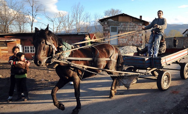 rmliche Verhltnisse: spielende Roma in Bulgarien   | Foto: dpa