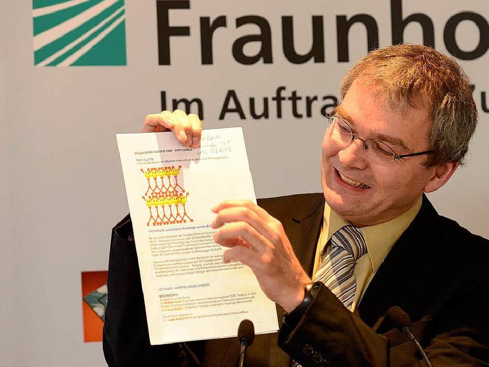 Preisträger  Kailer mit Diagramm   | Foto: Schneider