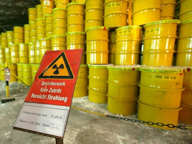 In rund 500 Metern Tiefe lagern im Kal...(Sachsen-Anhalt)  Fsser mit Atommll.  | Foto: dpa