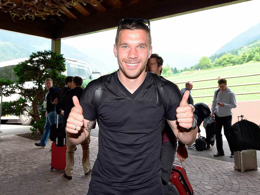 Daumen hoch: Lukas Podolski ist begeistert.