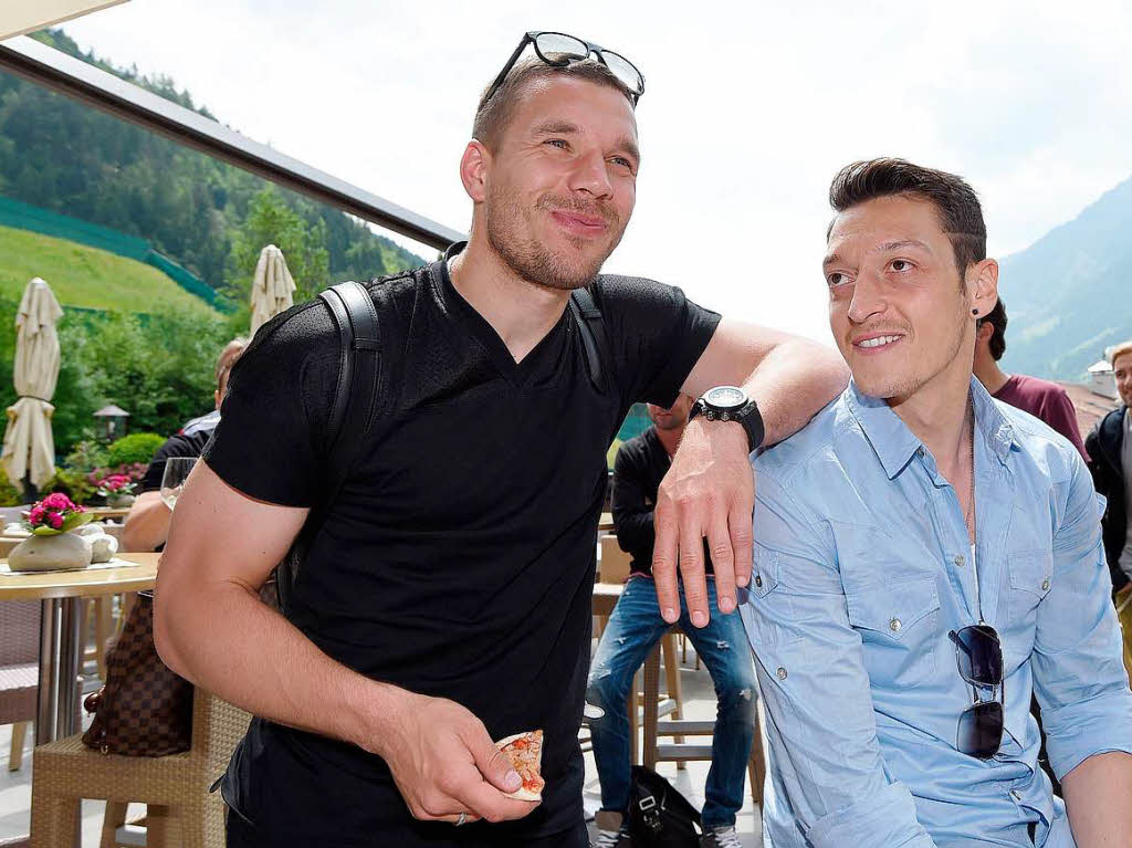 Freunde unter sich: Lukas Podolski (links) und Mesut zil