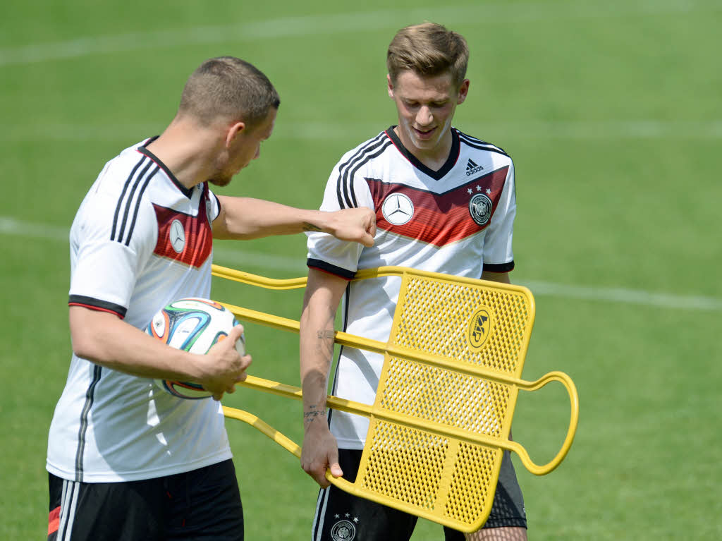 Lukas Podolski erklrt Erik Durm, wie er die Stange zu tragen hat.
