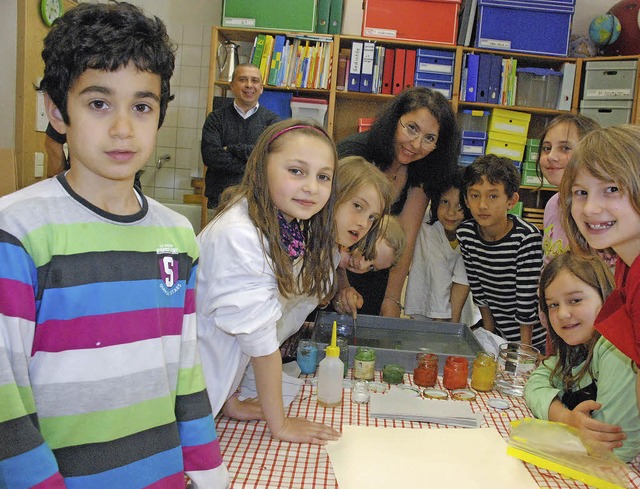 Beim Ebru-Workshop mit Yelda Kiefer machten die Kinder bunte Bilder.  | Foto: Maja Tolsdorf