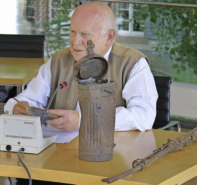 Bernd Kellner vor seinen Fundstcken aus dem Zweiten Weltkrieg  | Foto: Georg Vo