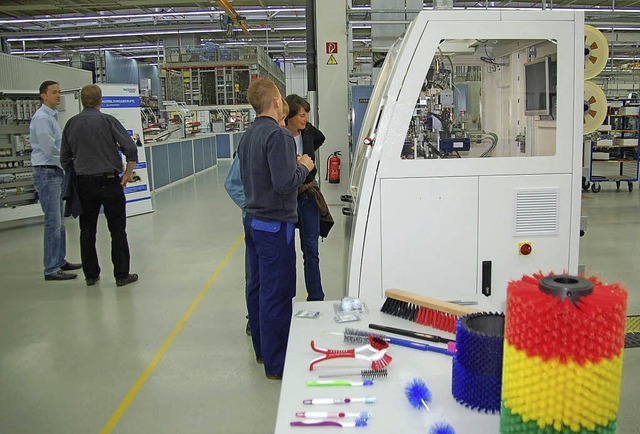 Einblicke in die Produktion von Brstenmaschinen bei Zahoransky  | Foto: Ulrike Jger