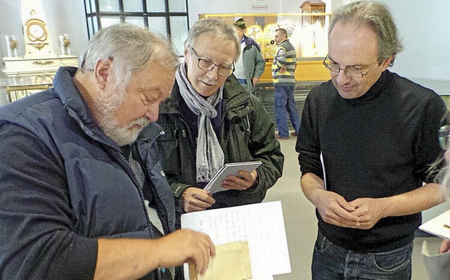 Wolfgang Glatz  (links) berreicht die...(rechts), in der Mitte ein  Besucher.   | Foto: Privat