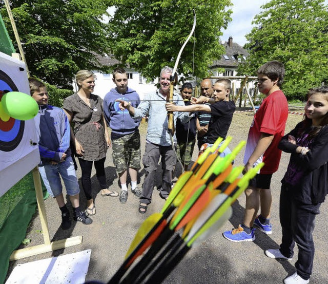 Nicolai (16) aus Dnemark bt Bogenschieen auf dem Schulhof in Gnterstal.  | Foto: Ingo Schneider