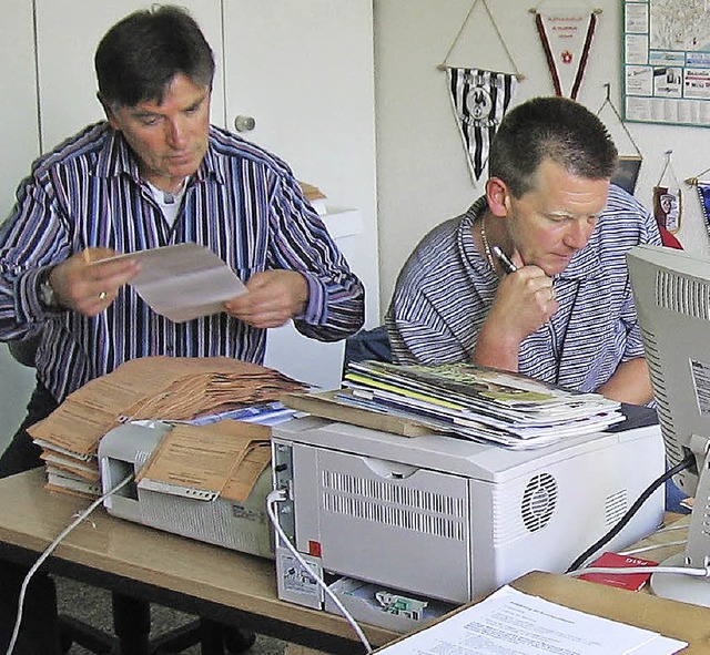Bei der Arbeit: In Kandern zhlten vor...) und Andreas Meindl Stimmzettel aus.   | Foto: Markus MaIER