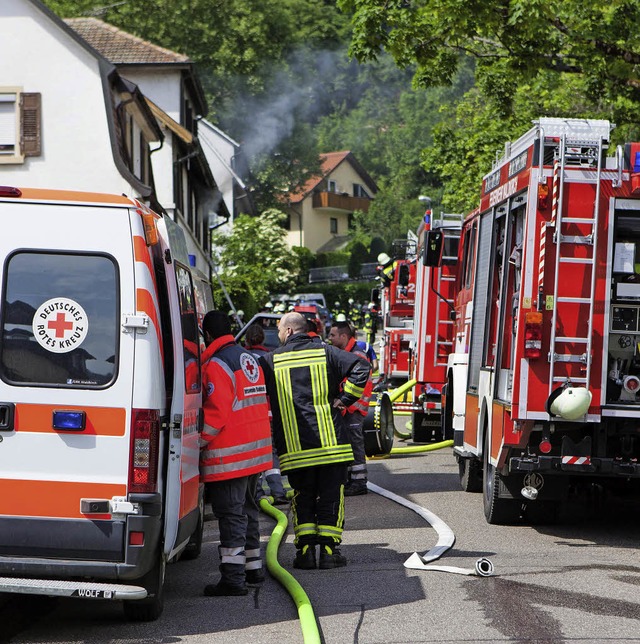 Mit vielen Einsatzkrften waren Polize...nem Wohnhausbrand in Kollnau vor Ort.   | Foto:  Gabriele Zahn