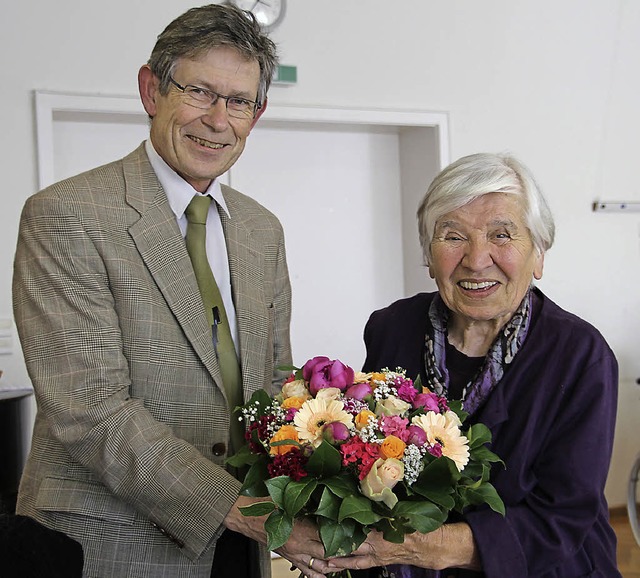 Dora Koelbing hat viel geleistet. Dafr dankt ihr Dekan Zobel mit Blumen.   | Foto: Sabine Model
