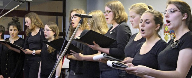 Der Gospelchor des Tbinger Wildermuth-Gymnasiums sang im Scheffelgymnasium.   | Foto: Rita Freidl