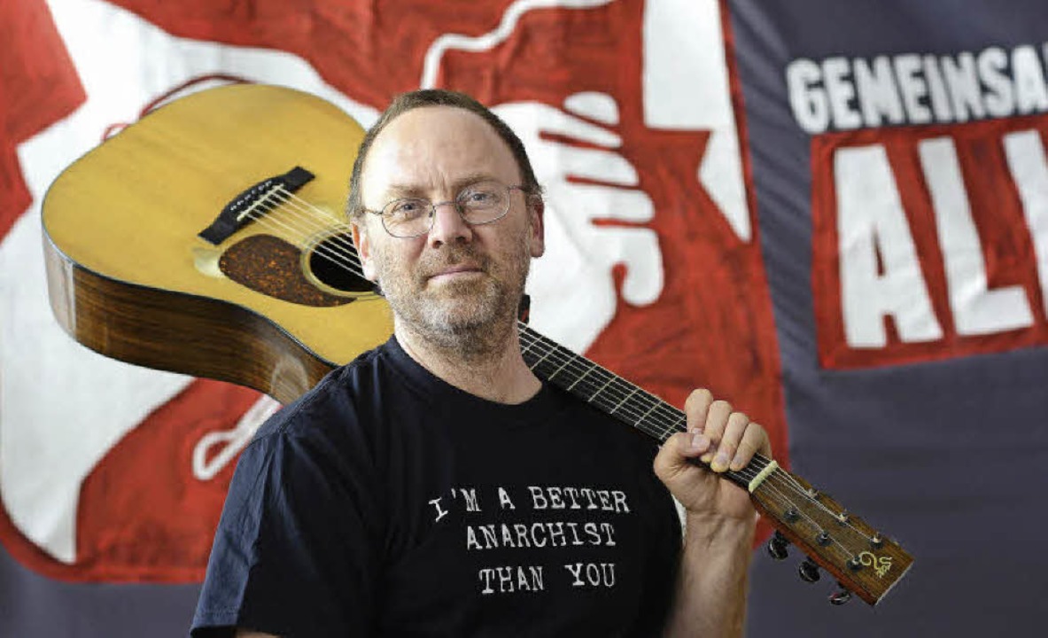 One-man-band David Rovics, der fr ein...sere, gerechte Welt auf- und antritt.   | Foto: Ingo Schneider