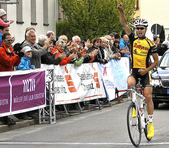 Sieger quert Ziellinie: Marcel Fischer bei seinem Sieg in Chemnitz   | Foto: privat