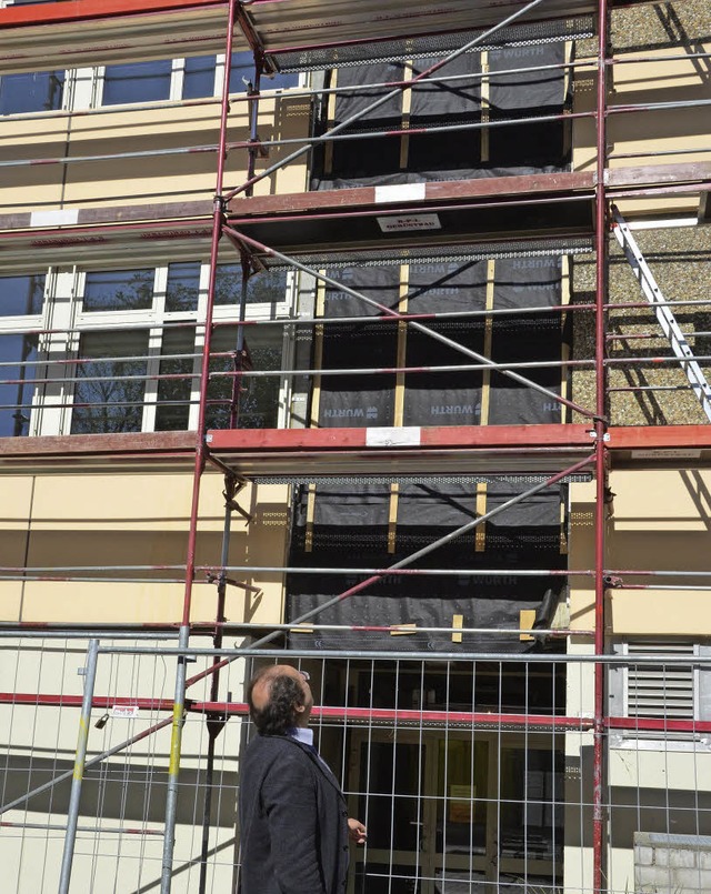 Schulleiter Winfried Wagner schaut sic...er-Gymnasium der  Aufzug gebaut wird.   | Foto: agnes pohrt