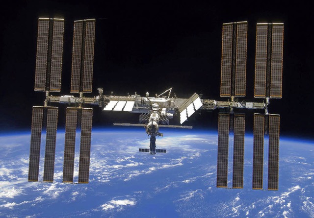 Die Internationale Raumstation ISS wur...inzelnen Module im All zusammengebaut.  | Foto: dpa