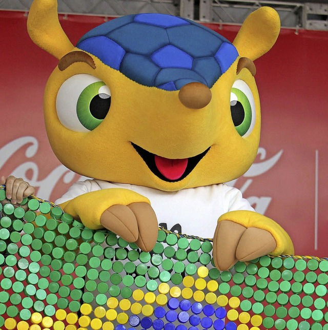 Fuleco, das offizielle WM-Maskottchen ... in den brasilianischen Landesfarben.   | Foto: dpa