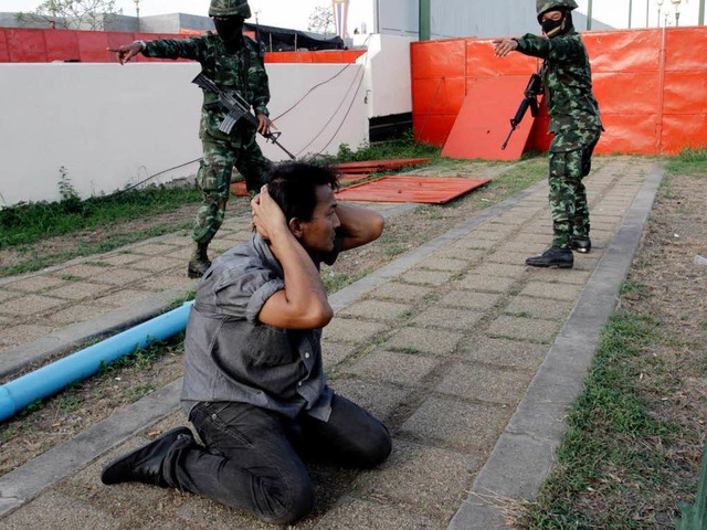 Ein Soldat befiehlt einem Regierungsanhnger, hinzuknien.  | Foto: dpa