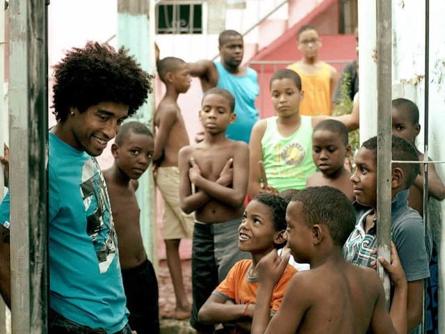 Bayern-Spieler Dante (links) ist das groe Vorbild der brasilianischen Kinder.  | Foto: dpa
