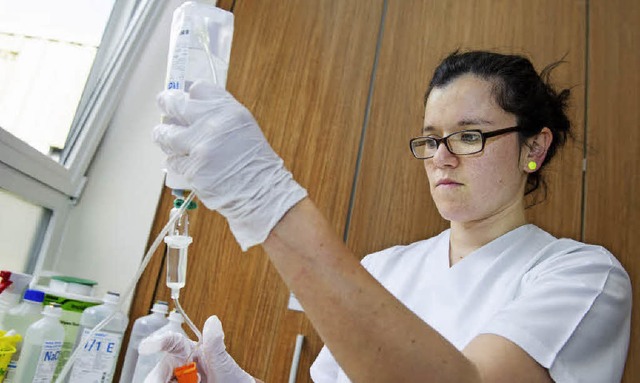 Infusionen vorbereiten: Sandra Schmidt lernt Krankenpflegerin    | Foto: marius becker (dpa)