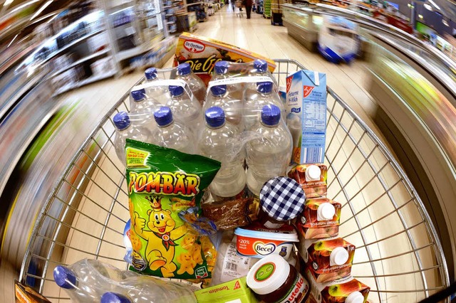 Viele Lebensmittel werden eingekauft. Aber wird wirklich auch alles gegessen?  | Foto: Dpa