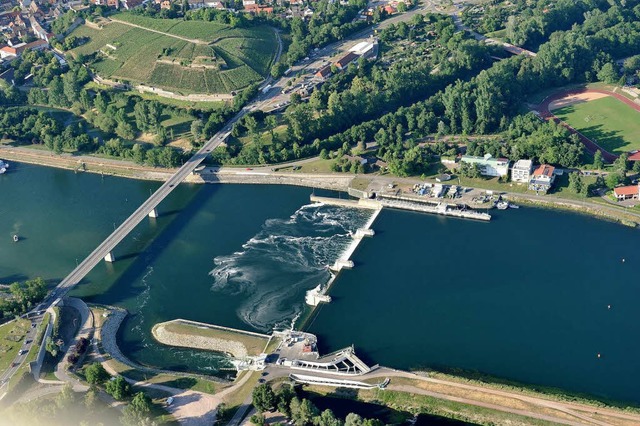 Die  Breisacher Rheinbrcke ist eine w...g zwischen Frankreich und Deutschland.  | Foto: Christoph Wlde