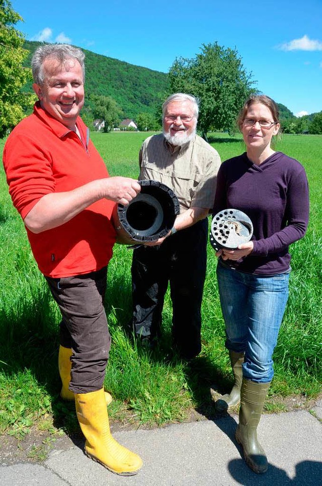 Herbert Bchle (von links) von der Sta...g von einem Marder angefressen wurde.   | Foto: Peter gerigk