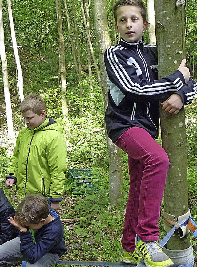 Niklas Jngling testet die Slackline im Wald.   | Foto: privat