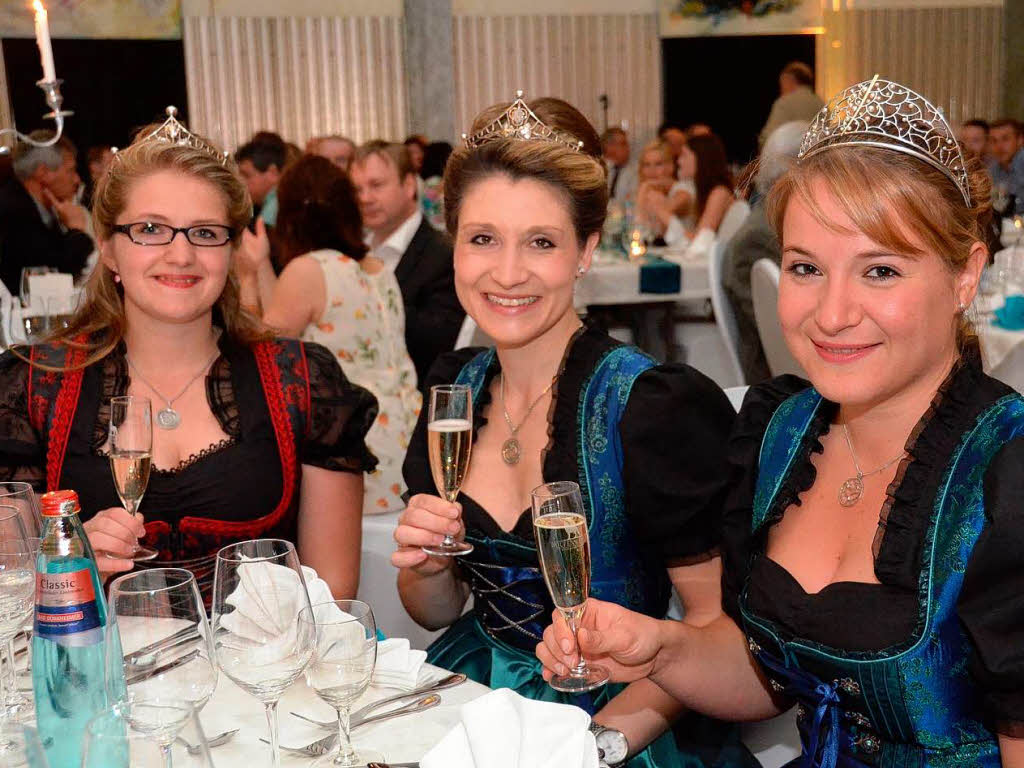 Die Weinhoheiten (von links) Larissa Brombacher, Marie-Luise Wolf und Aurelia Warther