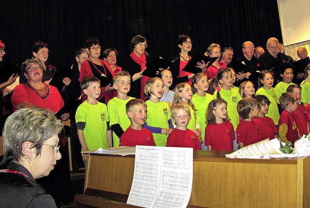 Im Gesang vereint: La Musica mit dem Grundschulchor.   | Foto: Verein