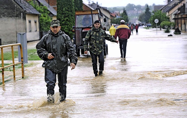 Hochwasser in Kroatien: Die Armee  ist...er in  Zupanja, um Menschen zu helfen.  | Foto: DPA