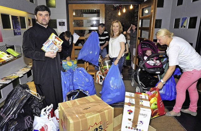 Sie packen mit an: In der Thomaskirche... Jovan Gataric und sein Team Spenden.   | Foto: Thomas Kunz