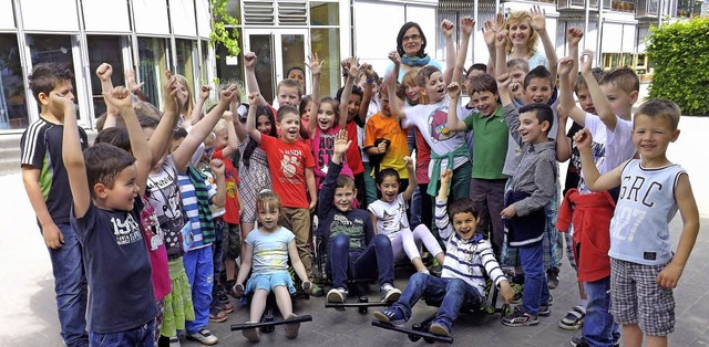 Esther Kugelstadt hinten (links) und  ...n den Kindern die vier neuen Flitzer.   | Foto: Schule