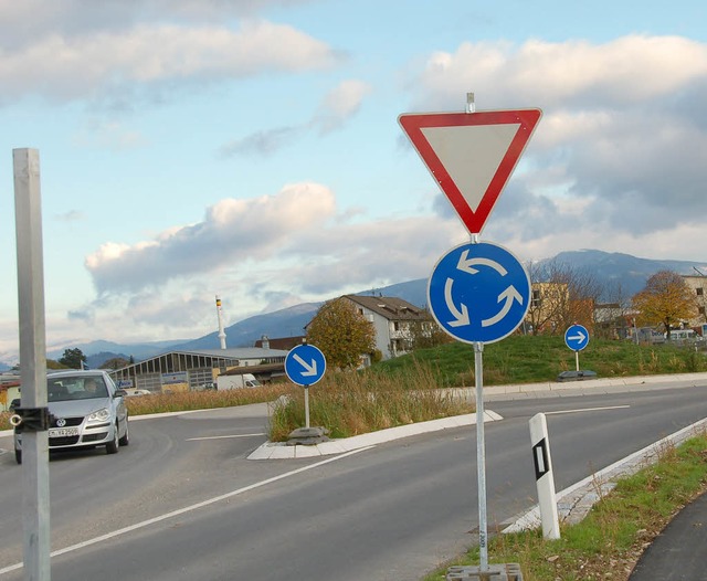 Der neue Kreisverkehr an der Ortsausfa...hlzern und Stauden gestaltet werden.   | Foto: Grttinger