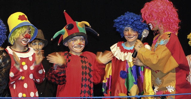 Mit ihrem Flohzirkus amsierten die Clowns die begeisterten Zuschauer.  | Foto: senta knecht