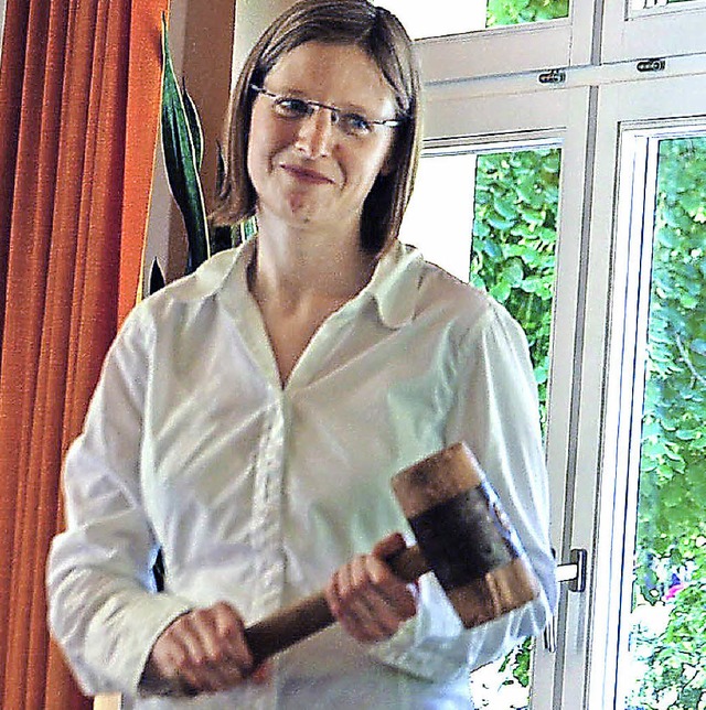 Pfarrerin Anna Maria Baltes mit dem Auktionshammer.   | Foto: Steinfelder