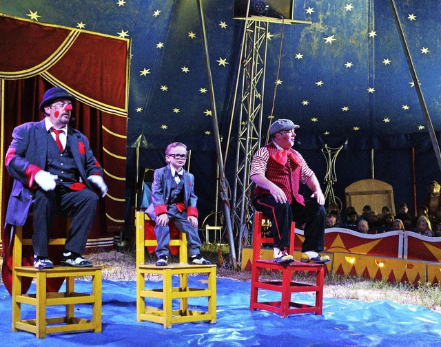 Die Clowns Beppino, Noah und Charly la...engen &#8222;Zirkusdirektorin&#8220;.   | Foto: silke Hartenstein