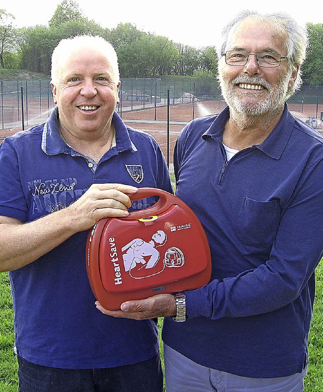 Eugen Molz (links) bergibt  Herbert Huck einen Defibrillator.   | Foto: TVS