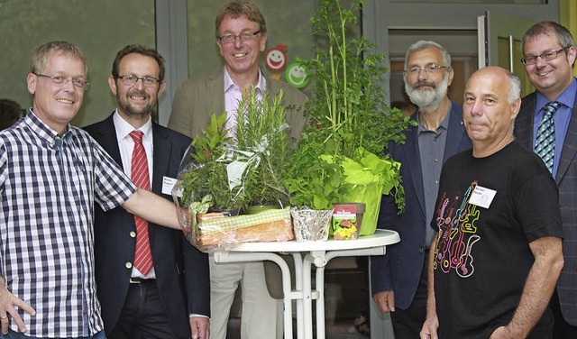 Fr den Krutergarten im neuen Hort an...ubik und Brgermeister Alexander Guhl   | Foto: Gerd Leutenecker