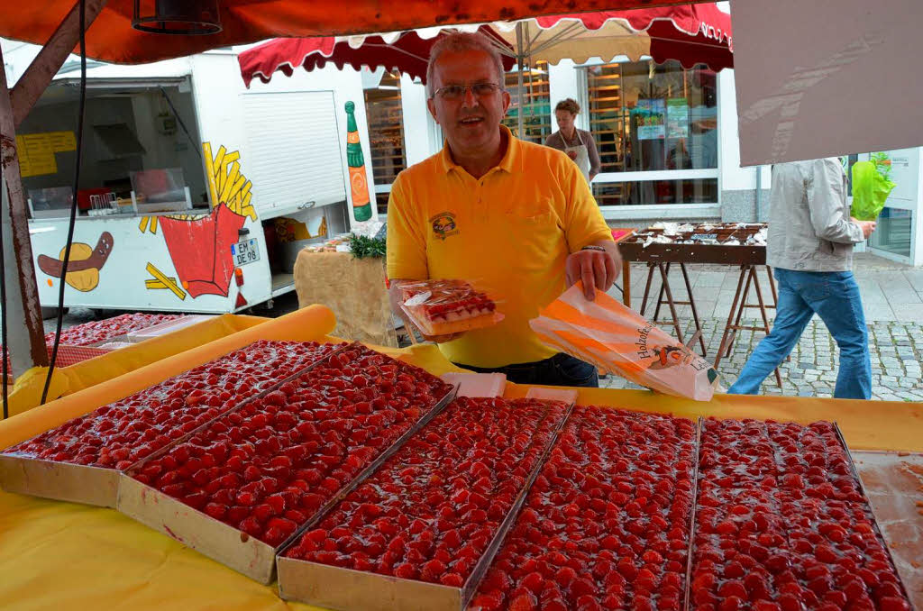 Franz Lehmann vor dem grten Erdbeerkuchen Emmendingens, der 14,60 Meter lang ist; 40 Kilo Erdbeeren wurden  verarbeitet.