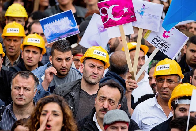 Der Auftritt vom trkischen Ministerpr... Erdogan wird von Protesten begleitet.  | Foto: dpa