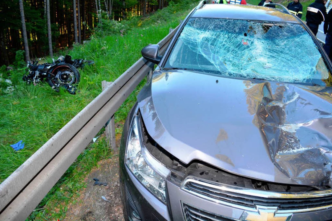 Zwei Tote, zwei Schwerverletzte: Das i...schweren Verkehrsunfalls auf der B317.  | Foto: Kamera 24