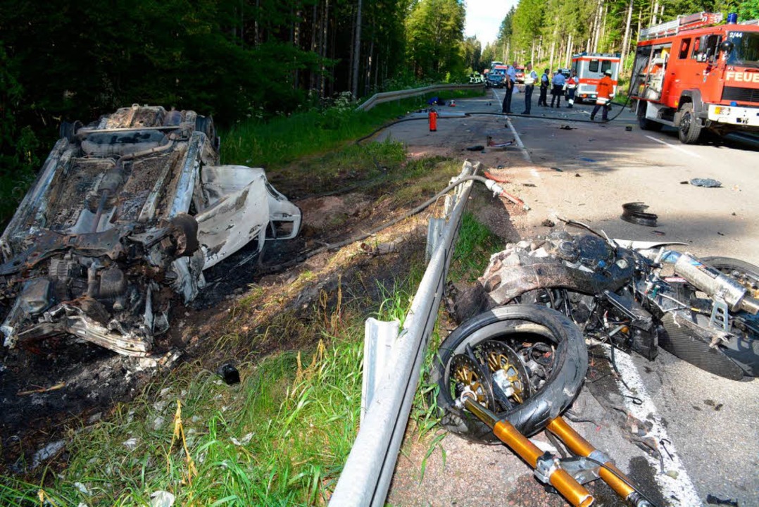 Zwei Tote, zwei Schwerverletzte: Das i...schweren Verkehrsunfalls auf der B317.  | Foto: Kamera 24
