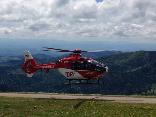 Der Rettungshubschrauber brachte die v...die Klinik nach Villingen-Schwenningen  | Foto: Bergwacht Schwarzwald